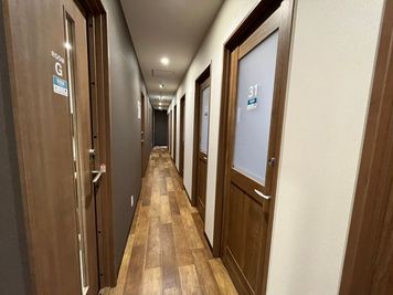 いいオフィス恵比寿 【恵比寿駅徒歩1分】4名会議室（Room E） 【3階】の室内の写真