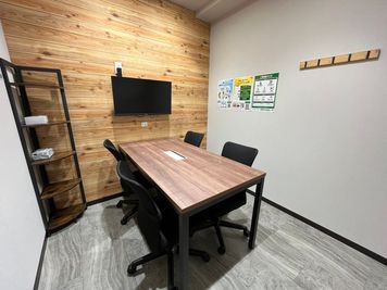 【恵比寿駅から徒歩1分】モニター・フリードリンク付き4名会議室（Room H）※予約時間前は入室不可 【3階】. - いいオフィス恵比寿