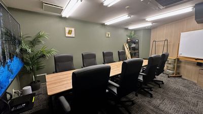 グレイッシュグリーンと木目調壁紙でゆとりある落ち着いた雰囲気の会議室です。 - プレビュールーム神田東口駅前 神田駅東口改札から徒歩1分以内🚃ビジネス・趣味に最適なスペースの室内の写真