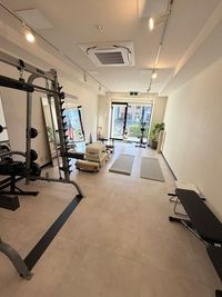 スミスマシンとリフォーマー - パーソナルジムReBody  マシンピラティスパーソナルトレーニング　naturalbodyの室内の写真