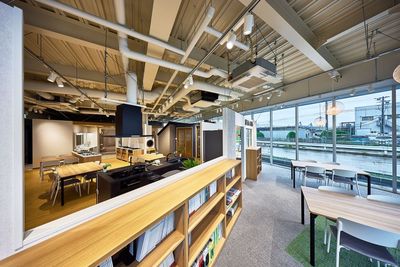 鈴与ホームパル株式会社　豊橋ショールーム 豊橋ショールーム　テーブル利用の室内の写真