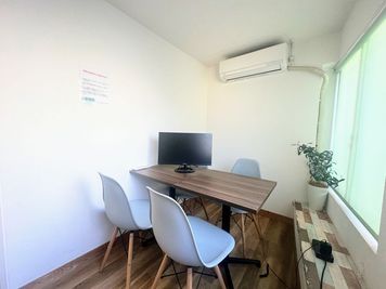 ◉会議室あります！◉
個室のため、商談や打ち合わせに最適！
様々な使い方をしていただけます！ - SaCuLa千歳烏山の室内の写真