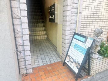 入口には看板を設置しております！ - SaCuLa千歳烏山の室内の写真
