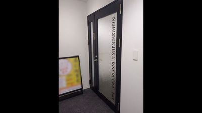 ビル3Fの「西新宿ライズオフィス1st」と記載されたドアからお入りください。 - 西新宿ライズオフィス１st 西新宿ライズオフィス１st　一人用個室【No.9】の入口の写真