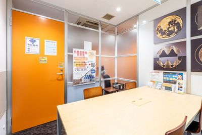 コンパクトなお部屋のため、大きな荷物やスーツケースを置くスペースがございませんので、お気を付けください。 - 西新宿ライズオフィス１st 西新宿ライズオフィス🟧１st会議室🟧の室内の写真