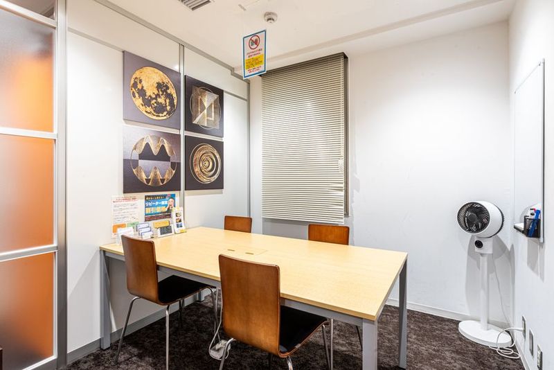 小人数での打ち合わせ・会議・お一人でのご利用にぴったりな会議室です。 - 西新宿ライズオフィス１st 西新宿ライズオフィス🟧１st会議室🟧の室内の写真