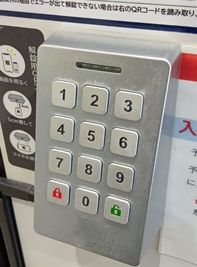 「暗証番号」を入力し緑の鍵ボタンを押す。または「解錠用QRコード」を下からかざして解錠。
「暗証番号」・「解錠用QRコード」は予約受付メッセージご確認ください。 - DOOR by ServiceOffice W 京都タワービル DOOR by ServiceOffice W 　京都タワービルの入口の写真