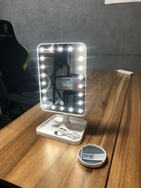 充電式　女優ライト付きミラー - 新宿三丁目会議室＆ゲーム　aw-spaceの設備の写真