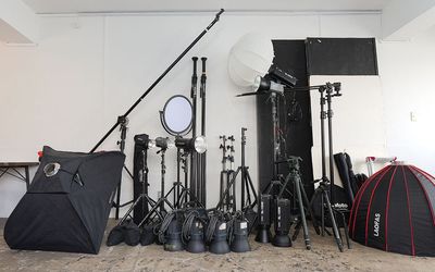 圧巻の無料機材。照明サポート対応も可能です。詳細はお問い合わせください。 - Y2 STUDIO／オクタボスタジオ代々木 撮影スタジオ＆ギャラリーの室内の写真