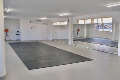 【studio NEW YORK ＠高岡】長さ10mを超える壁面にミラーを連続設置！さらにBOSEステレオを完備！！（レッスン） - 【studio NEW YORK ＠高岡】