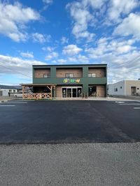 ２階建てのお店。レンタルスペースは２階になります。 - 体験型シェア工房ツクレタ 駐車場有。20名まで会議やワークショップ等に使える広々スペースの外観の写真