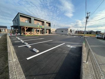 店舗前に8台以上の駐車場有 - 体験型シェア工房ツクレタ ものづくりのお店2階の南向き8畳のレンタルスペースの外観の写真