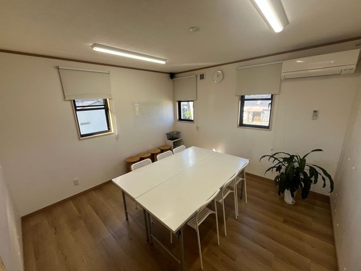 吸音壁で反響を抑えた静かな8畳のレンタルスペース - 体験型シェア工房ツクレタ