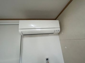 エアコンはご自由時お使いください - 体験型シェア工房ツクレタ 吸音壁で反響を抑えた静かな8畳のレンタルスペースの設備の写真