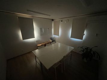 遮光カーテンで暗くなります。 - 体験型シェア工房ツクレタ 吸音壁で反響を抑えた静かな8畳のレンタルスペースの室内の写真