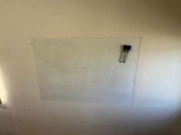 ホワイトボード（90cm×60cm） - 体験型シェア工房ツクレタ 吸音壁で反響を抑えた静かな8畳のレンタルスペースの設備の写真