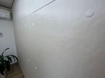 吸音壁で音モレを防いだ静かなお部屋 - 体験型シェア工房ツクレタ 吸音壁で反響を抑えた静かな8畳のレンタルスペースの室内の写真