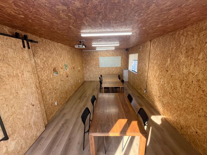 机2台、イス14脚
追加でイスが必要な場合はご相談ください - 体験型シェア工房ツクレタ 駐車場有。20名まで会議やワークショップ等に使える広々スペースの室内の写真