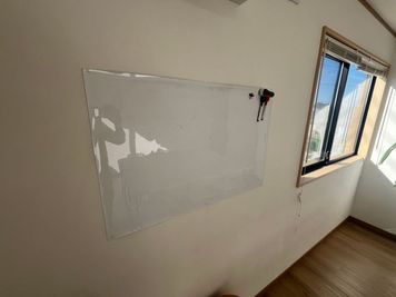ホワイトボード完備 - 体験型シェア工房ツクレタ ものづくりのお店2階の南向き8畳のレンタルスペースの設備の写真