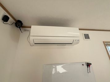 エアコンは自由にお使いください - 体験型シェア工房ツクレタ ものづくりのお店2階の南向き8畳のレンタルスペースの設備の写真