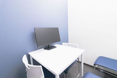 【広島駅出口徒歩4分!定員4名!】27インチモニター・10Gbps光回線・WiFi全て無料!ふれあい貸し会議室 広島No163 - ふれあい貸し会議室 広島精慎会