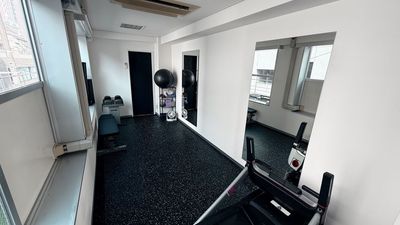 代々木駅徒歩2分の駅近レンタルジム!¥800/30分。高性能設備、更衣室貸切ジム - HAL