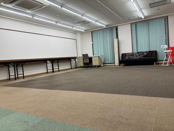 L字型の奥スペースは、日当たりも良くよりくつろげる空間です。ホワイトボードやパーテーションで複数の半個室としてお教室や会議にも区切ってご使用いただけます。 - TSD音楽練習室　Freunde 一階　ホールの室内の写真