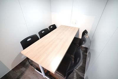 【ミニマルワークスペース南森町】 ミニマルワークスペース南森町 ミーティングの室内の写真