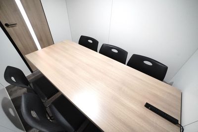 【ミニマルワークスペース南森町】 ミニマルワークスペース南森町 ミーティングの室内の写真