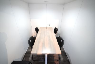 【ミニマルワークスペース南森町】 ミニマルワークスペース南森町 ミーティングの室内の写真