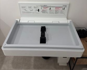 【お手洗い内】おむつ交換台 - カフェスペースLemon カフェスペース貸切（キッチン利用無し）／最大16名の設備の写真