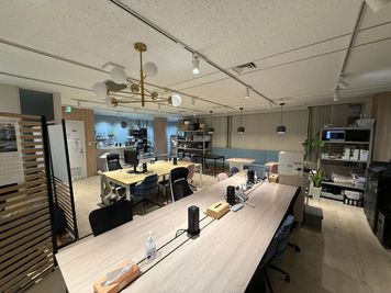 パーティフロア（奥から） - ミートアップカフェ西新宿 35名イベントスペース（バーカウンター/キッチン付き）の室内の写真