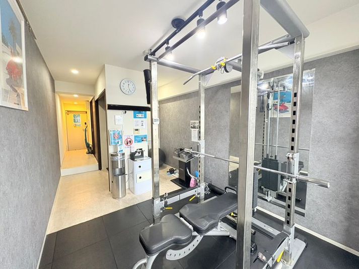 白とグレーを基調とした快適なトレーニング空間 - セルフィット藤沢辻堂店 完全個室貸切ジム　セルフィット辻堂店の室内の写真