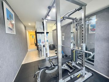 清掃とメンテナンスが行き届いたマシンエリア - セルフィット藤沢辻堂店 完全個室貸切ジム　セルフィット辻堂店の入口の写真