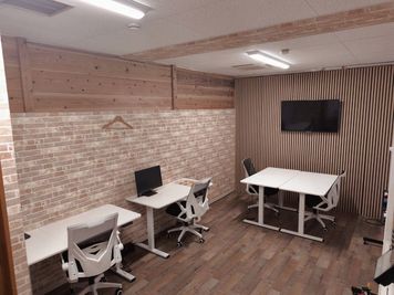 【徒歩1分 駅前ビル】レンタルスペース オレンジワーク緑地公園店 【特価￥495円～】オレンジワーク緑地公園店「会議室A」の室内の写真