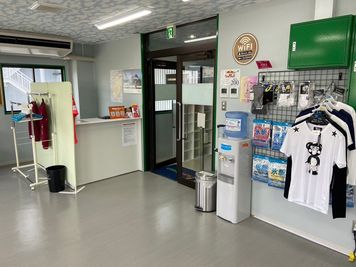 無料水素水、販売商品、ハンガーラック、受付 - サングリーンスポーツ京都 レンタルスタジオ Green Floor 3Fの入口の写真