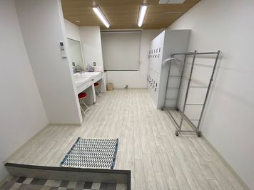 女性専用更衣室、鍵付きロッカー、化粧スペース、ドライヤー、ハンガーラック - サングリーンスポーツ京都 レンタルスタジオ Green Floor 3Fの設備の写真
