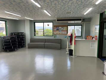 ソファー（観覧者用）、ミニトランポリン１０つ - サングリーンスポーツ京都 レンタルスタジオ Green Floor 3Fの室内の写真