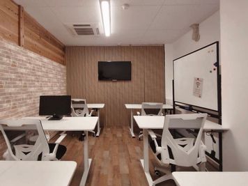 生徒さん6～8人用
※2026年より机椅子を2人分追加予定 - 【徒歩1分 駅前ビル】レンタルスペース オレンジワーク緑地公園店 オレンジワーク緑地公園店「習い事向け教室A」の室内の写真