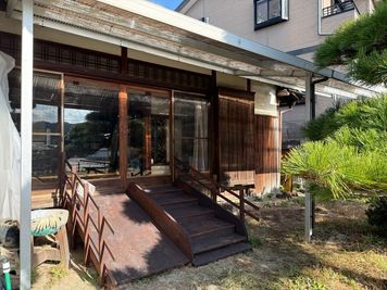 表の庭に続く縁側に子ども用スロープと階段が設置しています - ひらめきのいえ 【お得なレビュープラン】ひらめきのいえ｜自然と木の温もりスペースの室内の写真