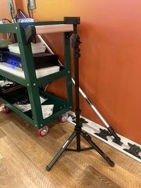 動画撮影・LIVE配信に必須の『スマホ用三脚』を完備！高さ調整も自由自在で、ベストショットを逃しません。鏡越しの自撮りや、ダンスのフォームチェックにも最適です。 - 箕面船場阪大前スタジオ 箕面船場阪大前スタジオ　Bstudioの設備の写真