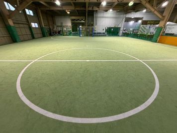 屋内人工芝（ショートパイル）コート - サングリーンスポーツ京都 レンタルフットサルコート BAMB Green Park 南別館の室内の写真