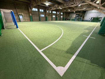 屋内人工芝（ショートパイル）コート - サングリーンスポーツ京都 レンタルフットサルコート BAMB Green Park 南別館の室内の写真