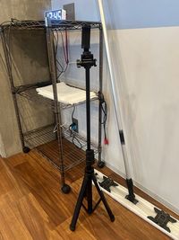 動画撮影・LIVE配信に必須の『スマホ用三脚』を完備！高さ調整も自由自在で、ベストショットを逃しません。鏡越しの自撮りや、ダンスのフォームチェックにも最適です。 - 箕面船場阪大前スタジオ 箕面船場阪大前スタジオ　Cstudioの設備の写真
