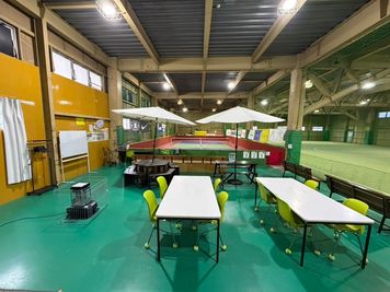 イス、テーブル、ストーブ（冬のみ） - サングリーンスポーツ京都 京都ピックルボールトレーニングセンター 南別館の室内の写真