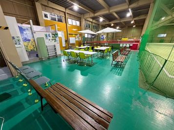 観覧席多数 - サングリーンスポーツ京都 京都ピックルボールトレーニングセンター 南別館の室内の写真