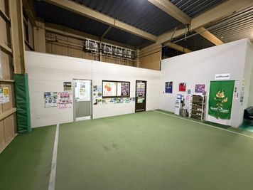 入口（左）、無料水素水 - サングリーンスポーツ京都 レンタルミーティングルーム 南別館の入口の写真