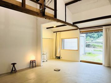 自然光の入る大窓扉 - マトマニスタジオ マトマニスタジオ／MATOMANI STUDIOの室内の写真