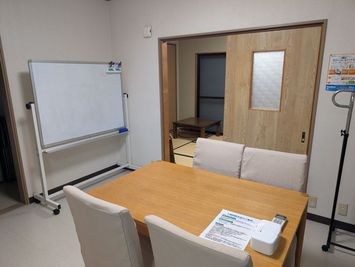 ホワイトボードは常設しています。プロジェクター利用の場合には、ホワイトボードに映写いただく形になります。 - 豊中レンタルスペース「Umidass」 和室・テーブルセットの室内の写真