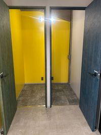 完全個室の更衣室を2室完備！内鍵付きで安心！大人数でのご利用でもスムーズにお着替えいただけます。 - 箕面船場阪大前スタジオ 箕面船場阪大前スタジオ　Dstudioの室内の写真